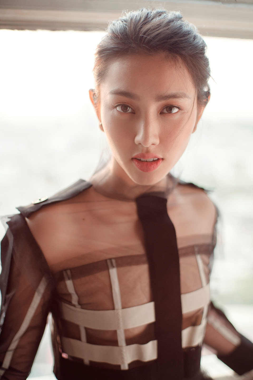 Cô sở hữu nhan sắc Á đông nhưng vẫn hiện đại, cũng như ngày càng khẳng định cá tính và phong cách riêng. (Ảnh: Bobby Nguyễn/Vietnam+)