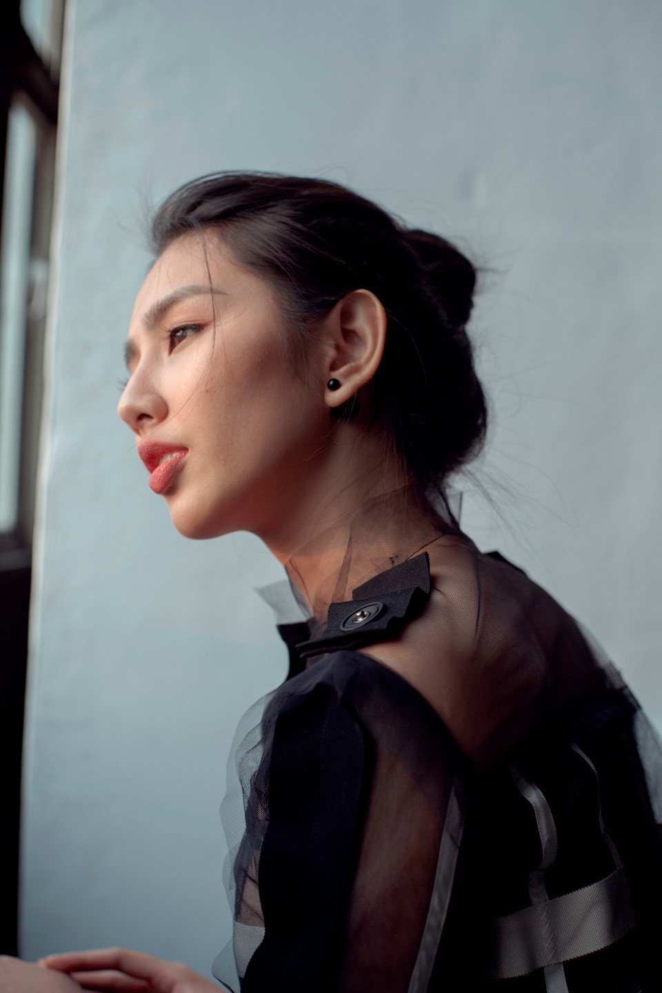 Cùng mái tóc búi buông lơi tự nhiên, ánh mắt mơ màng, cô nàng như bước ra từ một bộ phim điện ảnh kinh điển châu Âu. (Ảnh: Bobby Nguyễn/Vietnam+)