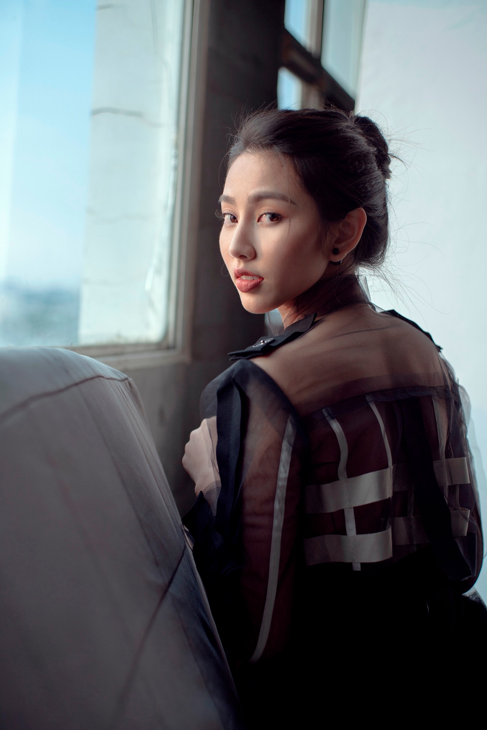 Thùy Tiên diện trang phục của nhà thiết kế Lâm Gia Khang, với tông màu đen, trắng, nâu cổ điển, kiểu dáng đơn giản. (Ảnh: Bobby Nguyễn/Vietnam+)