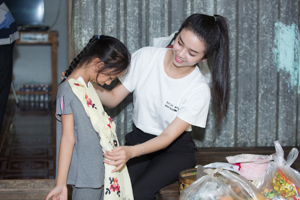 Món quà khiến bé Ánh rất vui sướng và thích thú. (Ảnh: Tân Lê/Vietnam+) 