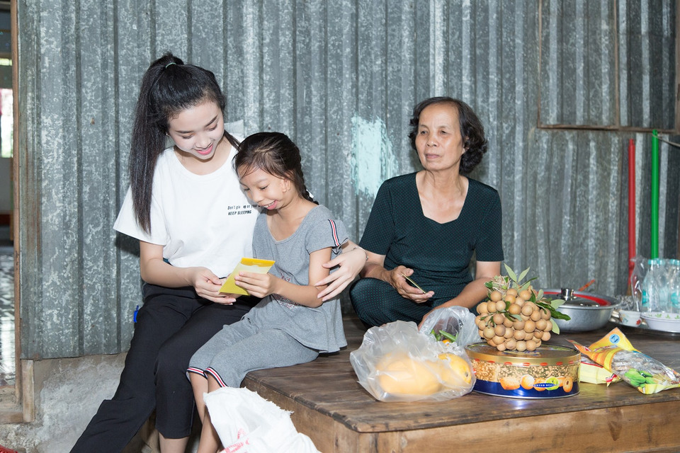 Thúy An còn chuẩn bị phần quà nhỏ, lì xì mừng tuổi cho hai bà cháu khi không khí Xuân vẫn còn. (Ảnh: Tân Lê/Vietnam+) 