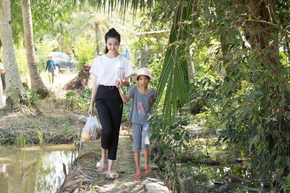 Á hậu Thuý An vừa có chuyến trở về Bạc Liêu ghé thăm bé Ngọc Ánh – cô bé hở hàm ếch trong dự án Nhân Ái 'Nụ cười trẻ thơ' mà cô đã thực hiện tại cuộc thi Hoa hậu Việt Nam 2018. (Ảnh: Tân Lê/Vietnam+)