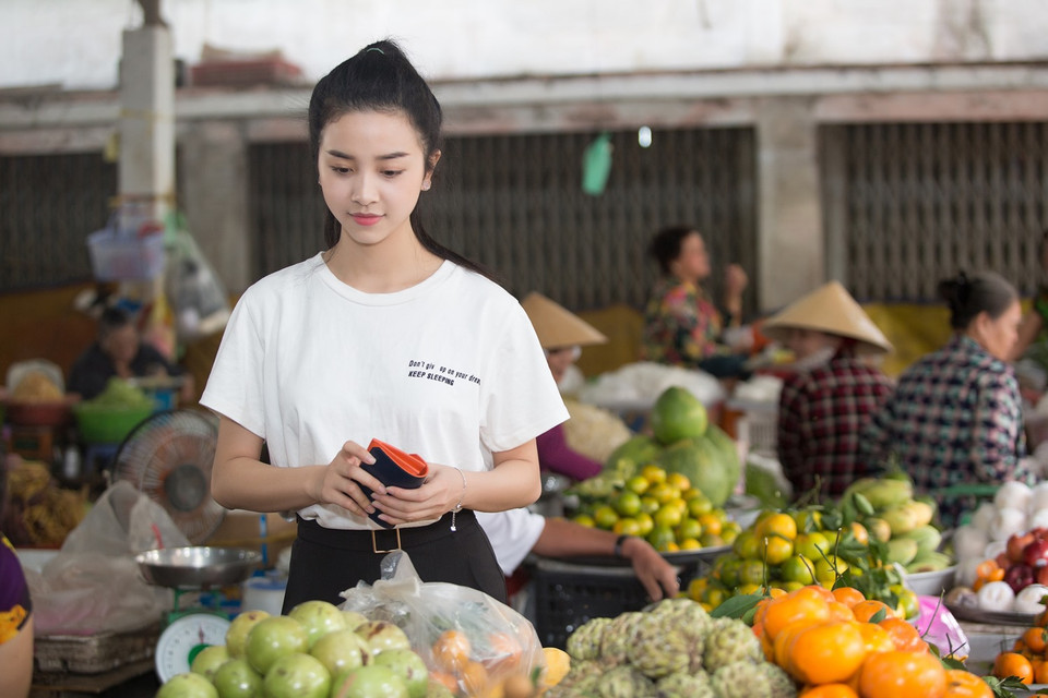 Thuý An chia sẻ: 'Có cơ hội được gặp gỡ Ánh trong Dự án Nhân Ái là cơ duyên, được trở thành một phần trong cuộc sống gia đình Ánh, được góp phần thắp sáng nụ cười cho bé Ánh là điều may mắn của An.' (Ảnh: Tân Lê/Vietnam+) 