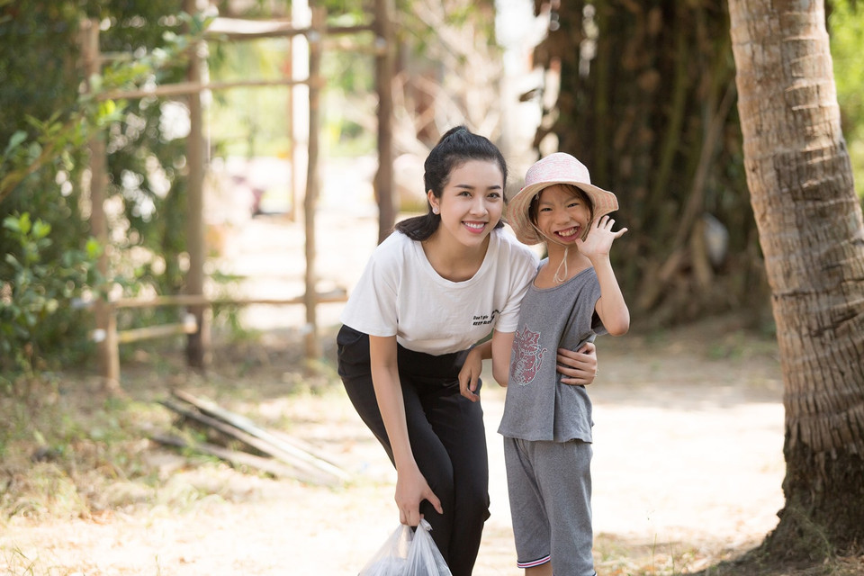 Về thăm hai bà cháu, Thuý An không khỏi xúc động khi bé Ánh chạy ào ra đón cô cùng nụ cười rạng rỡ quen thuộc. (Ảnh: Tân Lê/Vietnam+) 