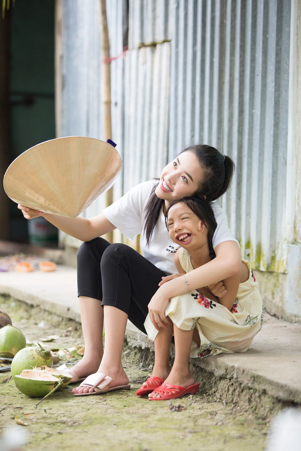 Tạm chia tay Thúy An, Ngọc Ánh không khỏi bịn rịn. Thúy An hứa sẽ sớm quay lại thăm cô em nhỏ của mình. (Ảnh: Tân Lê/Vietnam+) 
