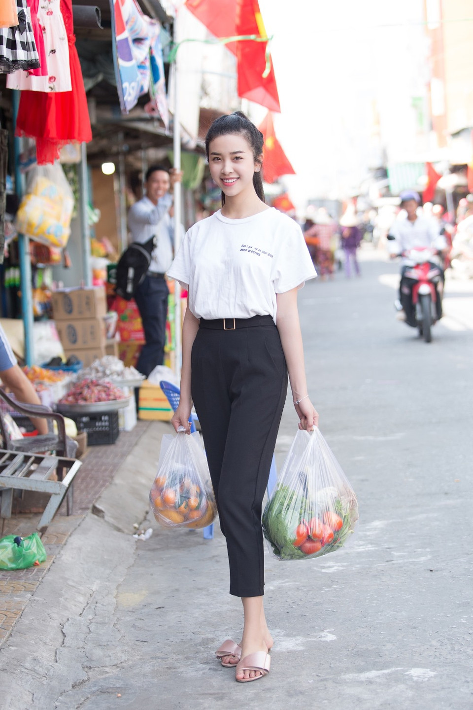 Với Thúy An, chuyến về thăm Ánh và dành thời gian để cùng trò chuyện, vui chơi với em thực sự ý nghĩa. (Ảnh: Tân Lê/Vietnam+) 