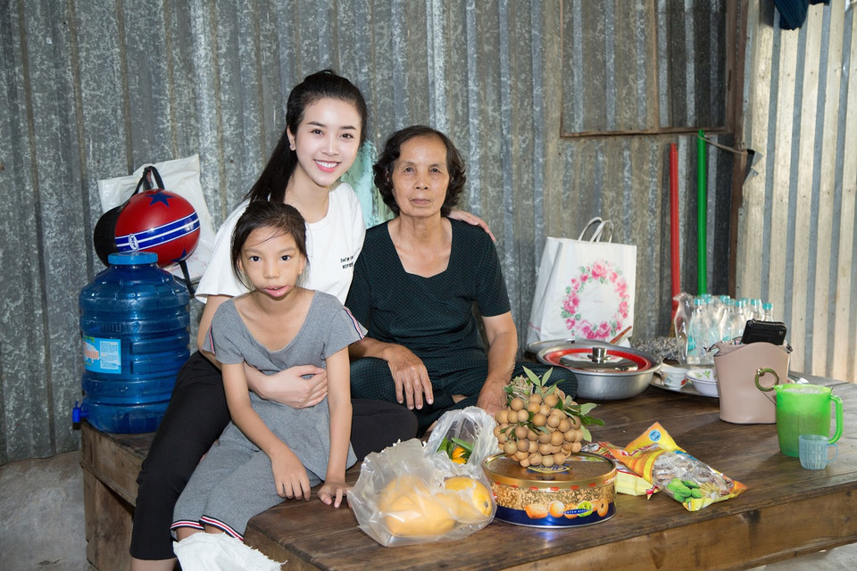 Với Ngọc Ánh, Thúy An như người chị thân thiết, dù không có nhiều cơ hội gặp nhau, nhưng thông qua bà ngoại, hai chị em thi thoảng vẫn trò chuyện. (Ảnh: Tân Lê/Vietnam+) 