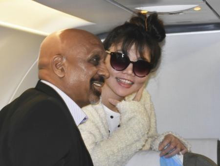 Vào lúc 19 giờ 15 (giờ địa phương) ngày 3/5, Đoàn Thị Hương đã được các nhân viên Cục Nhập cư Malaysia đưa đến máy bay để về Việt Nam. Trong ảnh: Đoàn Thị Hương trên máy bay tại sân bay Kuala Lumpur, Malaysia. (Ảnh: Kyodo/TTXVN)