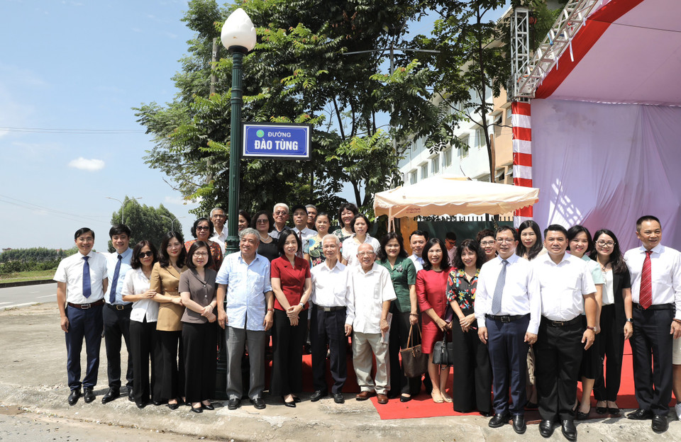 Ban Lãnh đạo và cán bộ, nhân viên Thông tấn xã Việt Nam chụp ảnh lưu niệm trên đường Trần Kim Xuyến tại thành phố Bắc Giang, tỉnh Bắc Giang. (Ảnh: Danh Lam/TTXVN)