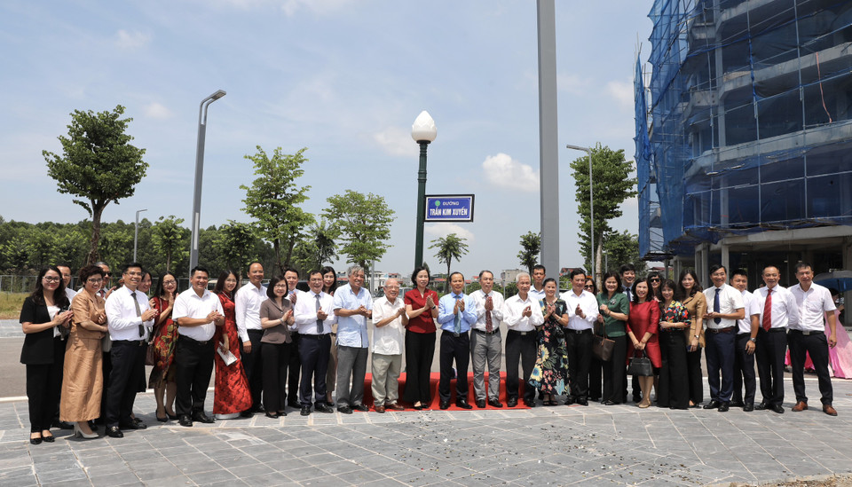 Ban Lãnh đạo và cán bộ, nhân viên Thông tấn xã Việt Nam chụp ảnh lưu niệm trên đường Trần Kim Xuyến tại thành phố Bắc Giang, tỉnh Bắc Giang. (Ảnh: Danh Lam/TTXVN)