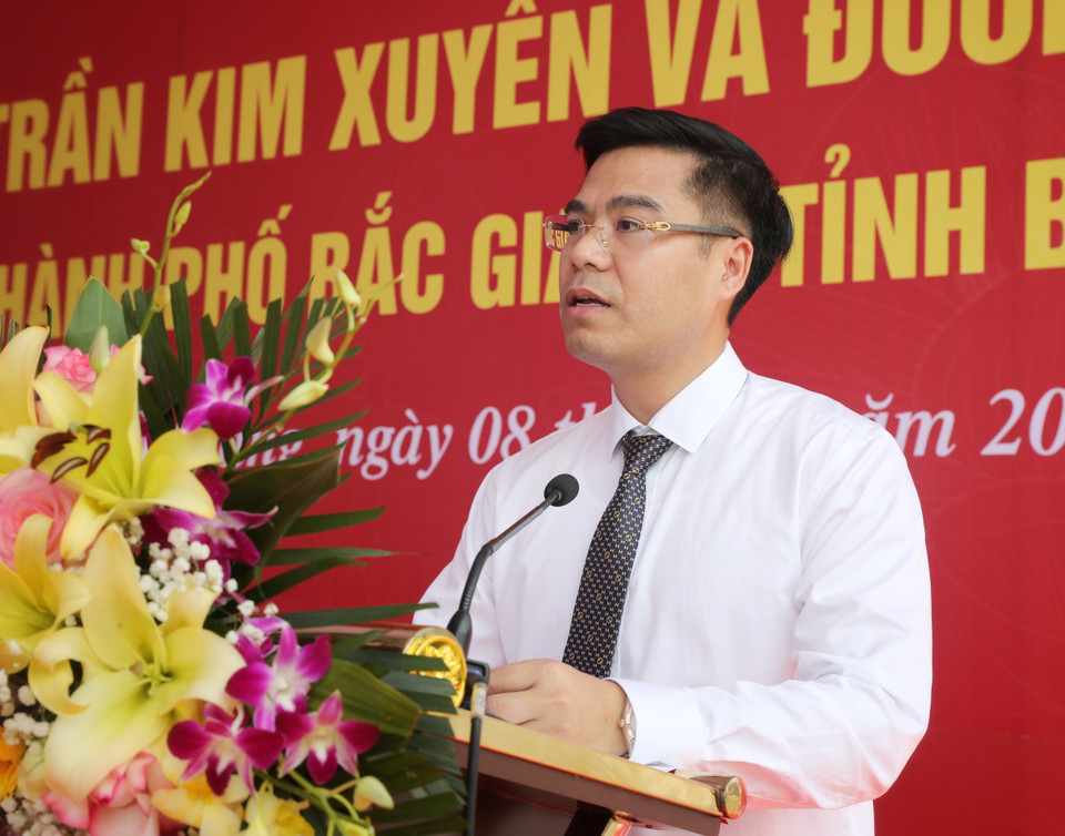 Phó Chủ tịch UBND thành phố Bắc Giang Đào Công Hùng công bố quyết định đặt tên 2 đường Đào Tùng và Trần Kim Xuyến (Ảnh: Danh Lam/TTXVN)