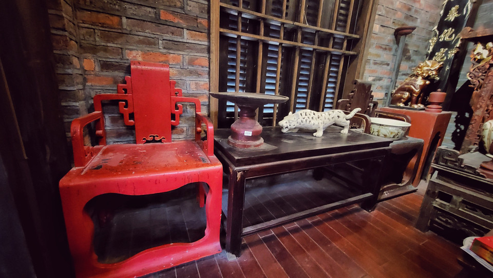 Mỗi món đồ cổ gắn với một câu chuyện. (Ảnh: Mai Mai/Vietnam+)