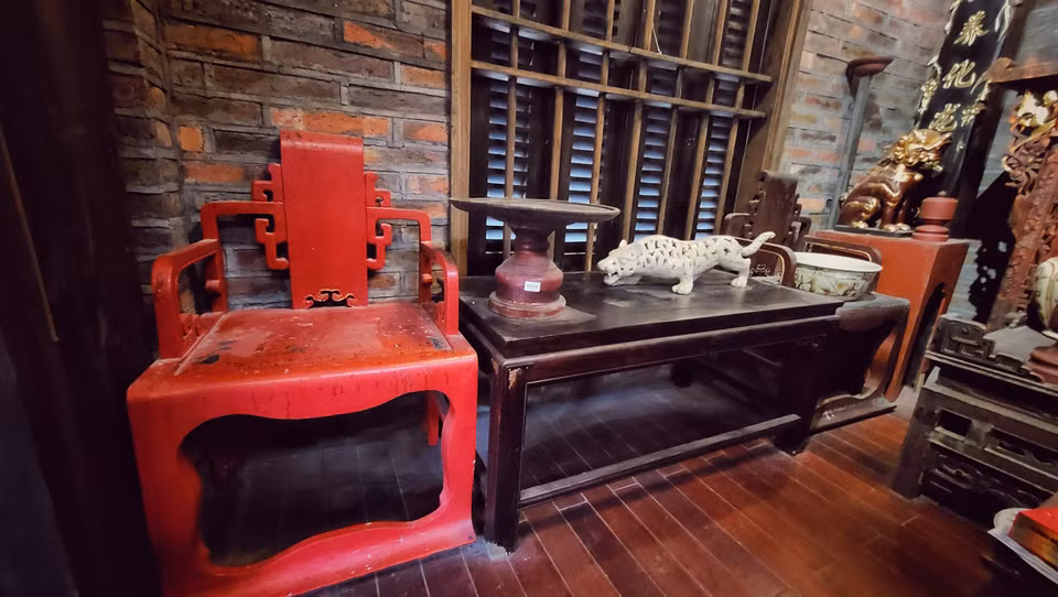 Mỗi món đồ cổ gắn với một câu chuyện. (Ảnh: Mai Mai/Vietnam+)