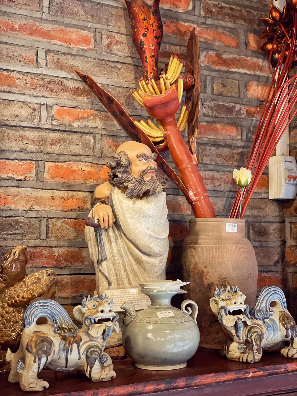 Mỗi góc trong nhà sàn cổ đều được trang trí bằng rất nhiều đồ gốm cổ. (Ảnh: Mai Mai/Vietnam+)