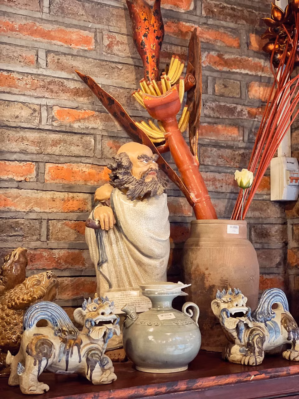 Mỗi góc trong nhà sàn cổ đều được trang trí bằng rất nhiều đồ gốm cổ. (Ảnh: Mai Mai/Vietnam+)