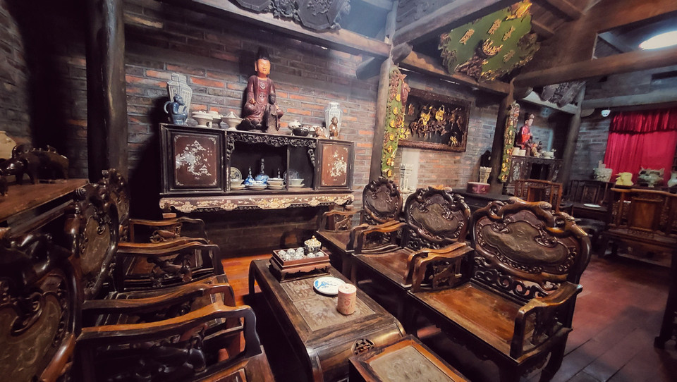 Không gian tiếp khách của gia chủ trên tầng hai của khu nhà sàn. (Ảnh: Mai Mai/Vietnam+)