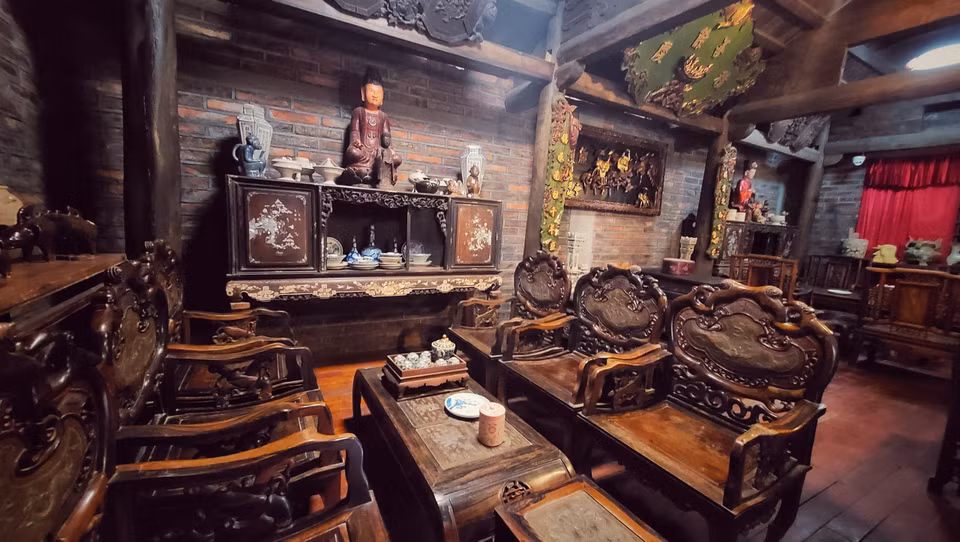 Không gian tiếp khách của gia chủ trên tầng hai của khu nhà sàn. (Ảnh: Mai Mai/Vietnam+)