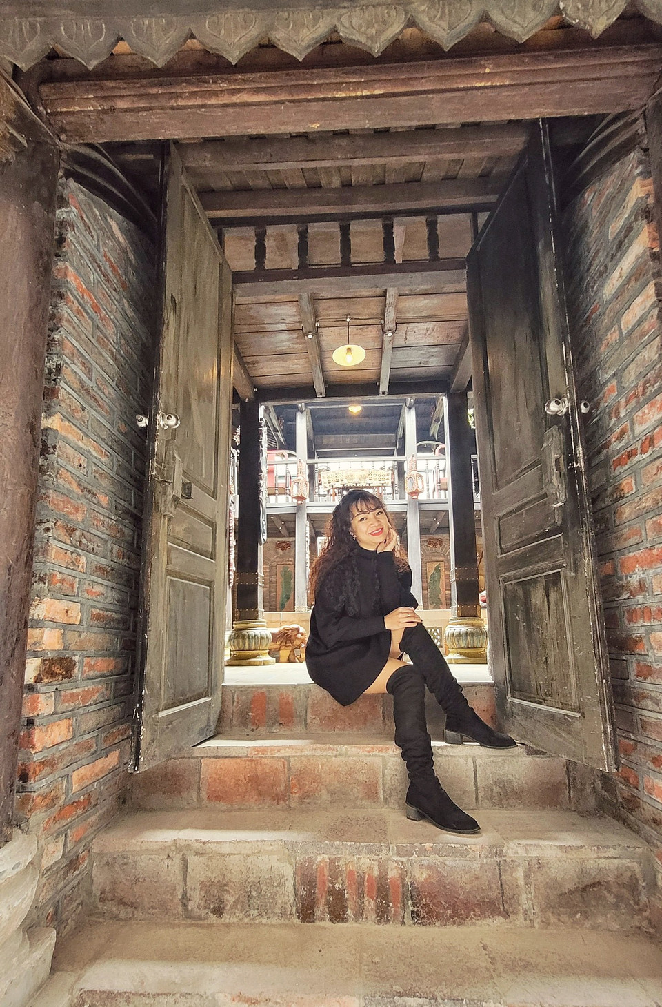 Ngoài khu chợ gốm nhộn nhịp, làng cổ bát trang còn có những mái nhà xưa cũ hiếm hoi còn sót lại. Có những nếp nhà cổ trăm tuổi 'xịn' nhưng cũng có những mái nhà cổ được phục dựng theo kiến trúc xưa của vùng đồng bằng Bắc bộ.(Ảnh: Mai Mai/Vietnam+)