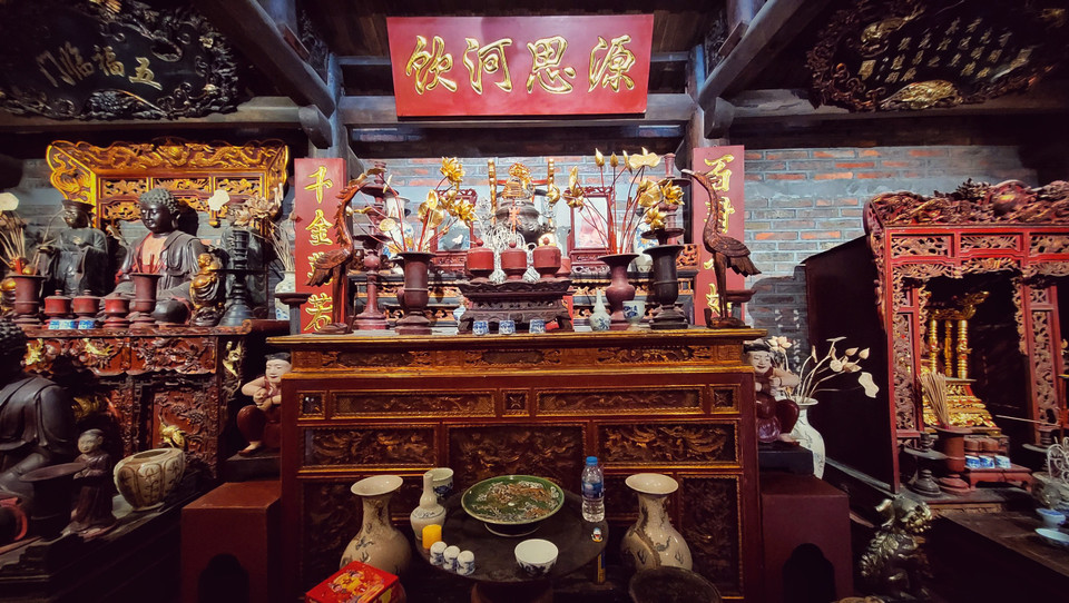 Đặc biệt, trong không gian ngôi nhà cổ này còn có ban thờ vợ chồng cố nhà văn Kim Lân. (Ảnh: Mai Mai/Vietnam+)