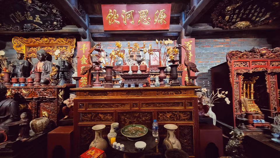 Đặc biệt, trong không gian ngôi nhà cổ này còn có ban thờ vợ chồng cố nhà văn Kim Lân. (Ảnh: Mai Mai/Vietnam+)