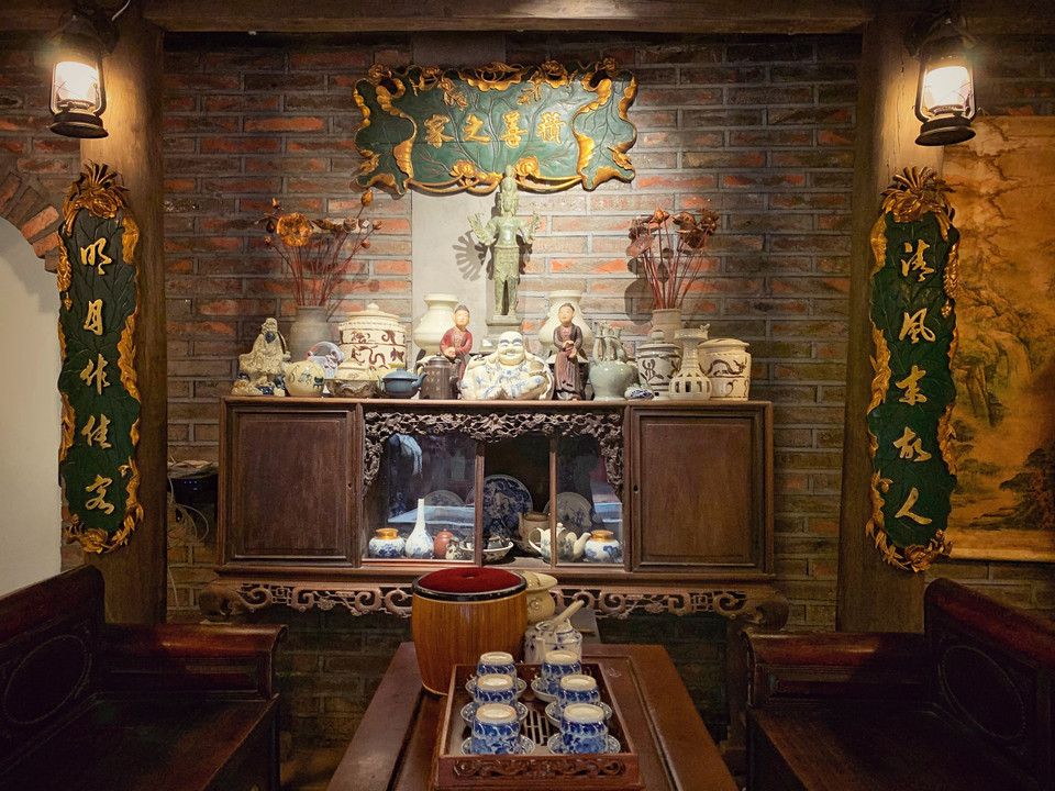 Các món cổ vật ở đây hầu hết là những gốm sứ của làng nghề Bát Tràng do gia chủ sưu tầm và gìn giữ. (Ảnh: Mai Mai/Vietnam+)