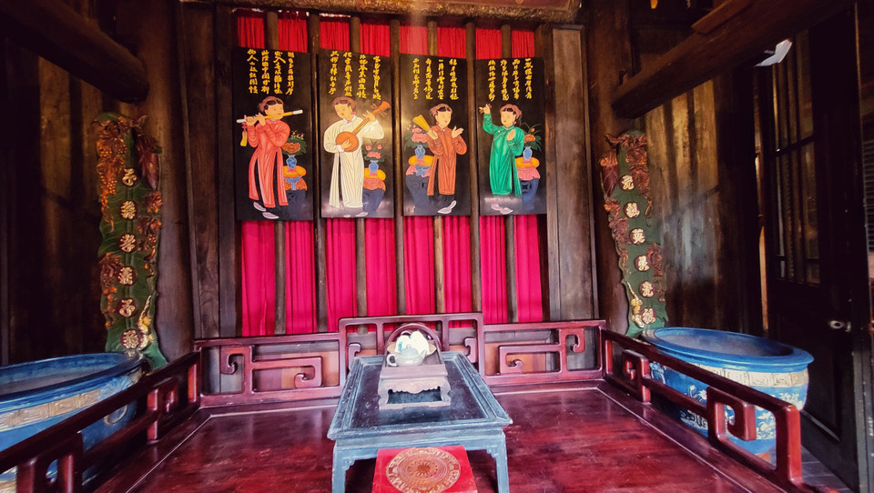 Nhà sàn 150 là không gian cổ, nơi lưu giữ rất nhiều cổ vật từ thế kỷ thứ 16. (Ảnh: Mai Mai/Vietnam+)