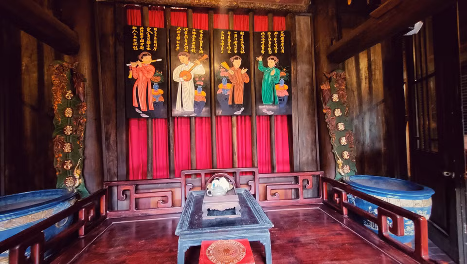 Nhà sàn 150 là không gian cổ, nơi lưu giữ rất nhiều cổ vật từ thế kỷ thứ 16. (Ảnh: Mai Mai/Vietnam+)