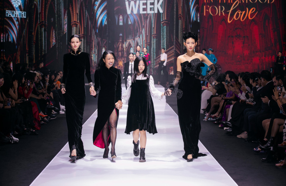 Nhà thiết kế Hà Linh Thư được biết đến với tài năng kết hợp hài hòa giữa phong cách phương Đông và phương Tây, tạo nên những thiết kế vừa tinh tế, vừa thời thượng vừa ra mắt bộ sưu tập Thu Đông 2024 “In the Mood for Love - Tâm trạng khi yêu.” (Ảnh: PV/Vietnam+)
