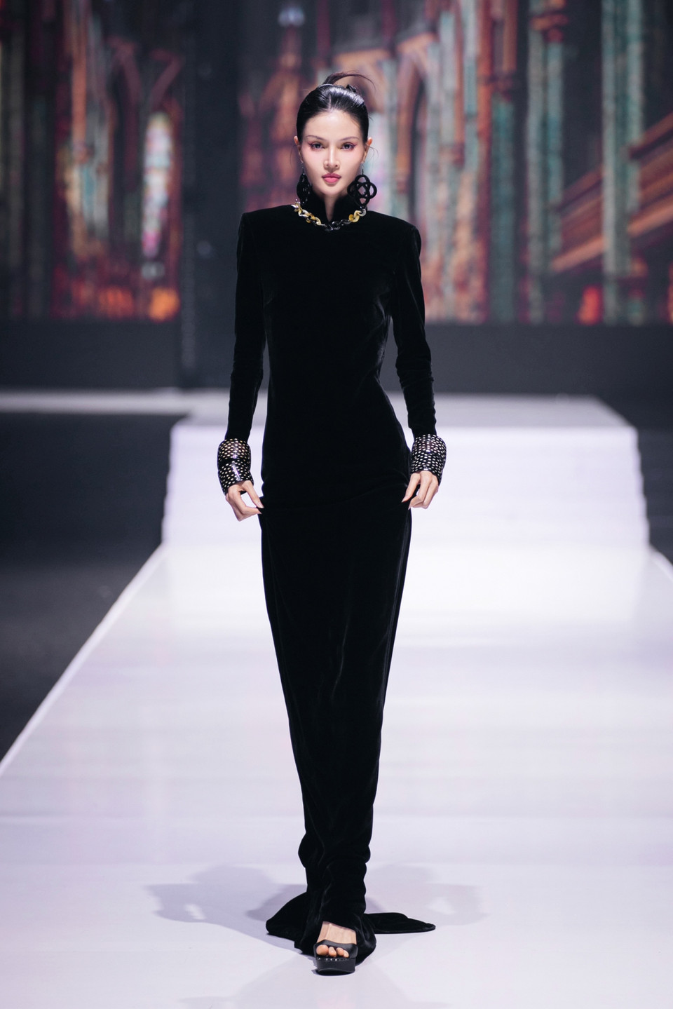 Với tạo hình quý cô Hong Kong thập niên 60, người mẫu Đỗ Hương Giang mang đến vẻ đẹp vừa quyến rũ, bí ẩn, vừa toát lên sự kiêu kỳ và sang trọng. (Ảnh: PV/Vietnam+)