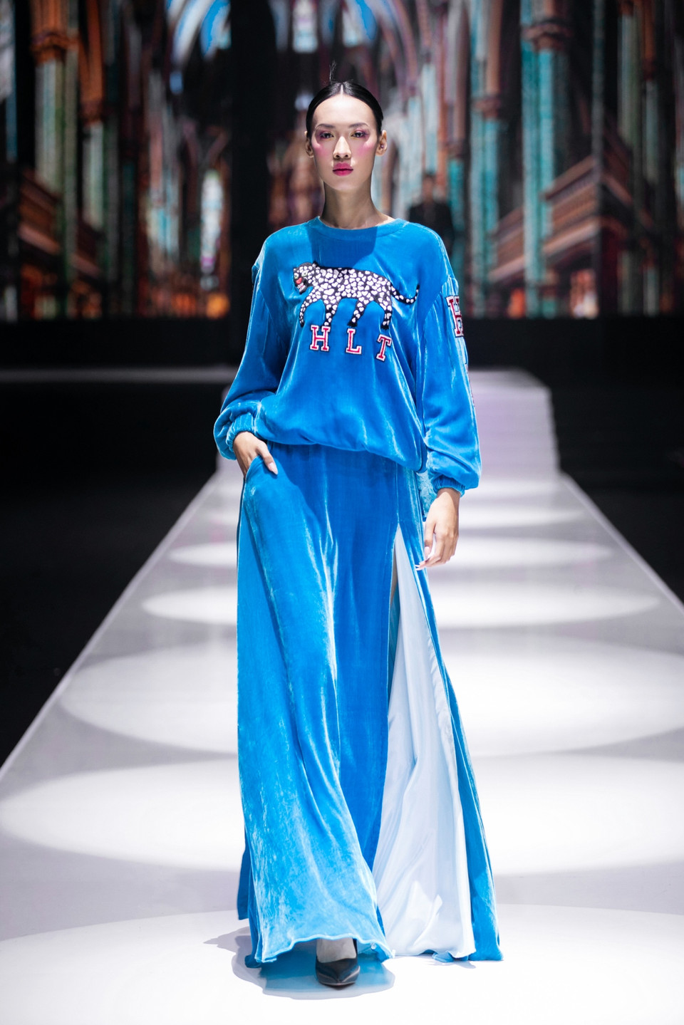 Một thiết kế trong bộ sưu tập “In the Mood for Love” của Hà Linh Thư. (Ảnh: PV/Vietnam+)