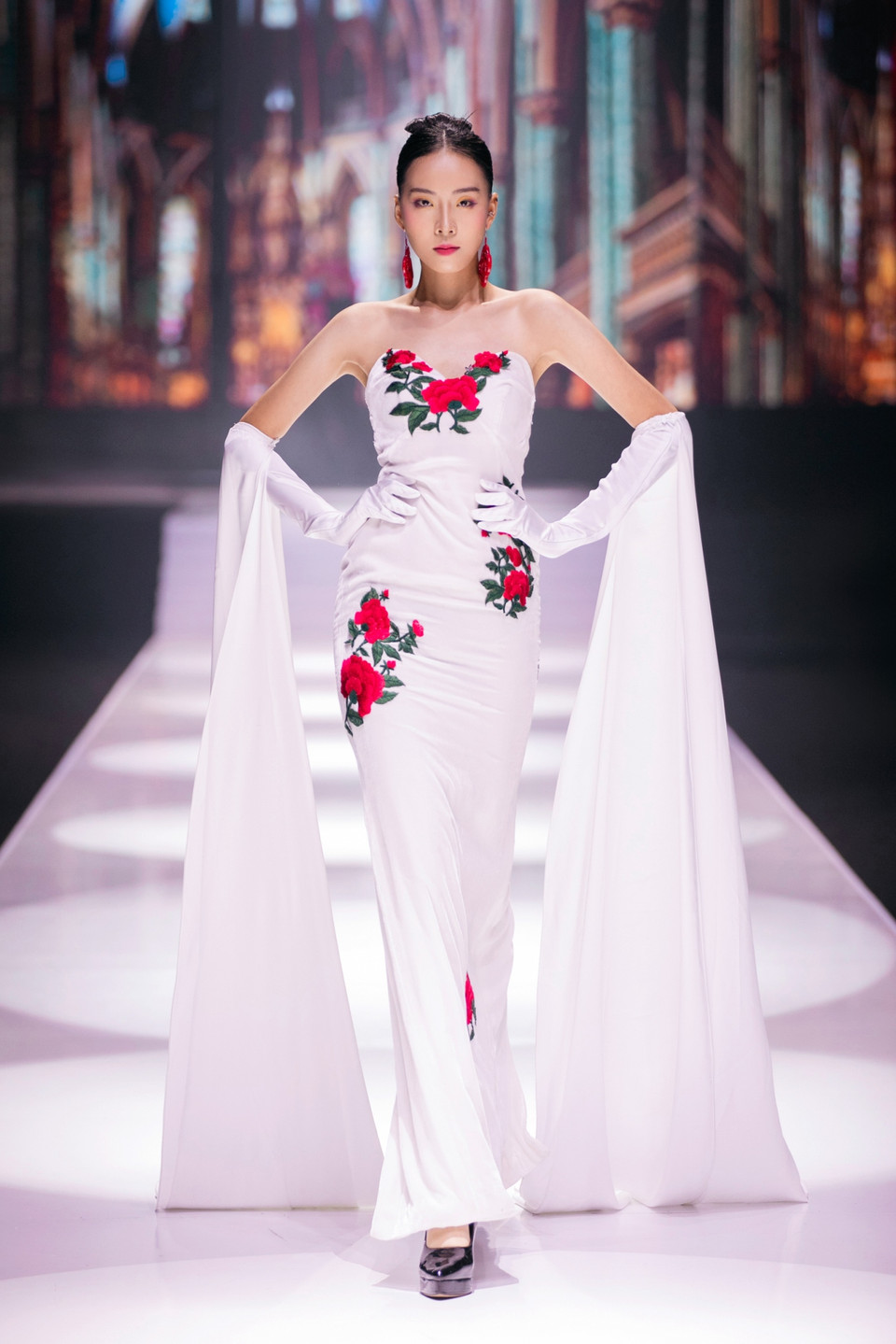 Nhà thiết kế Hà Linh Thư đã tinh tế tái hiện tinh thần của một kỷ nguyên đã qua, thông qua những thiết kế mang vẻ đẹp thanh lịch và đầy tính biểu tượng, đồng thời bày tỏ sự trân trọng sâu sắc đối với di sản văn hóa. (Ảnh: PV/Vietnam+)