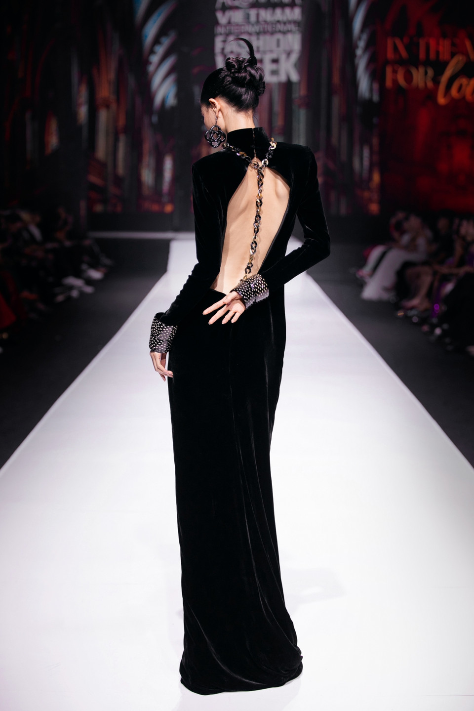 Mở màn cho bộ sưu tập là thiết kế đầm dạ hội được thiết kế cách điệu từ sườn xám truyền thống, kết hợp với đường xẻ tà cao đầy táo bạo. (Ảnh: PV/Vietnam+)