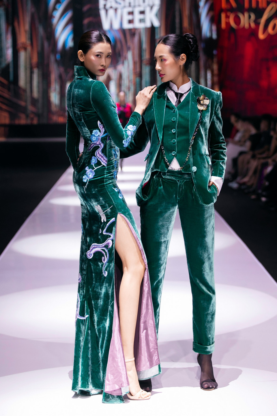 Bộ sưu tập lấy cảm hứng từ chuyện tình yêu trong bộ phim kinh điển châu Á “Tâm trạng khi yêu” của đạo diễn Vương Gia Vệ, tái hiện một câu chuyện thời trang đầy mê hoặc, nơi những xúc cảm thầm kín và nỗi nhớ nhung da diết được thể hiện tinh tế. (Ảnh: PV/Vietnam+)