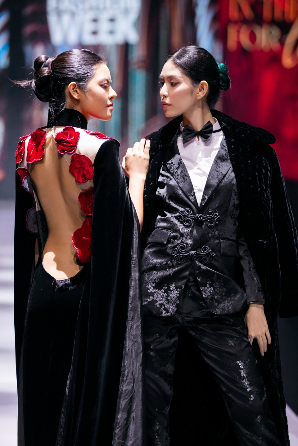 Điểm nhấn của bộ sưu tập là sự kết hợp giữa những bộ suit mang hơi thở menswear mạnh mẽ, phóng khoáng và các thiết kế đầm dạ hội thướt tha, yêu kiều. (Ảnh: PV/Vietnam+)