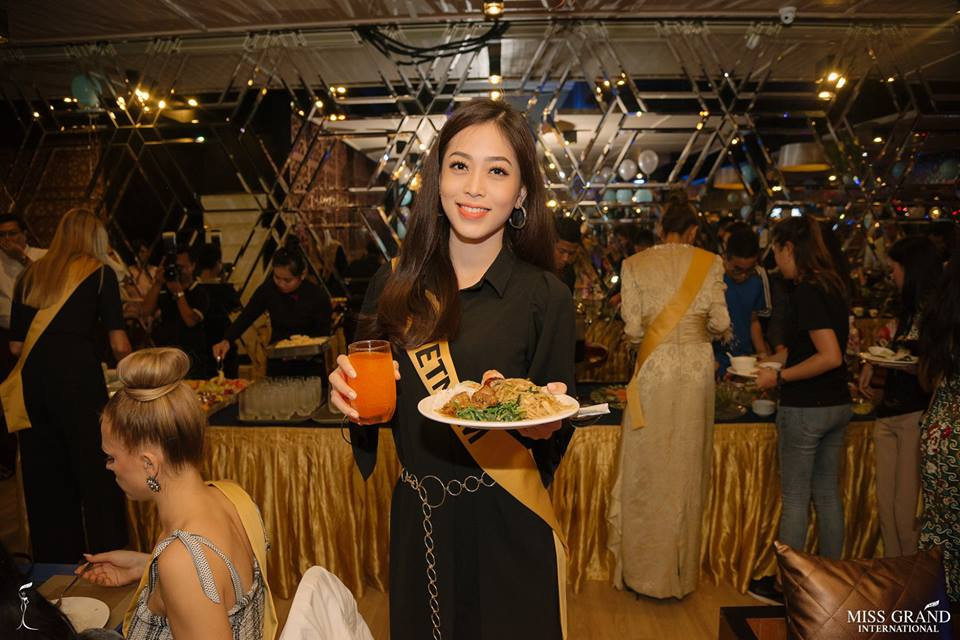 Clip tự giới thiệu bản thân và 'Stop the war' của Phương Nga cũng đang dẫn đầu tương tác trên kênh Youtube và fanapge chính thức của Miss Grand International 2018.