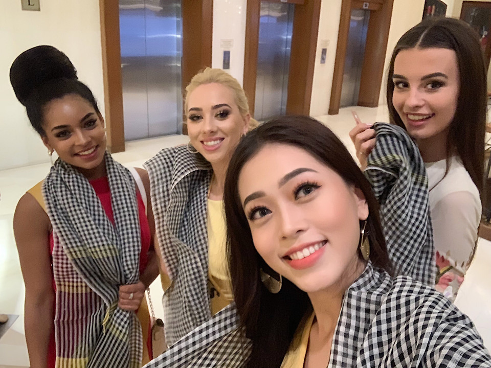 Tặng quà là hành động đẹp giúp Phương Nga ghi điểm và thể hiện tình cảm với các thí sinh tham gia cuộc thi.