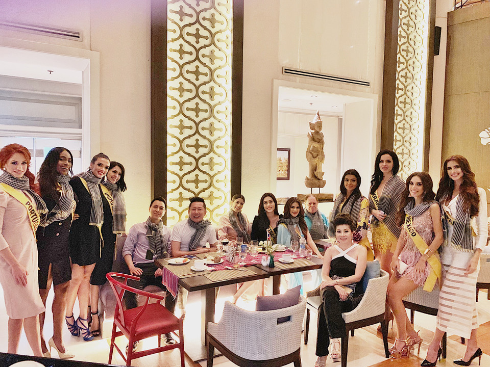 Á hậu Phương Nga vừa có hành động thiện chí tại Miss Grand International 2018, khi tặng toàn bộ thí sinh món quà mang đậm tinh thần Việt Nam, là chiếc khăn rằn Nam Bộ.