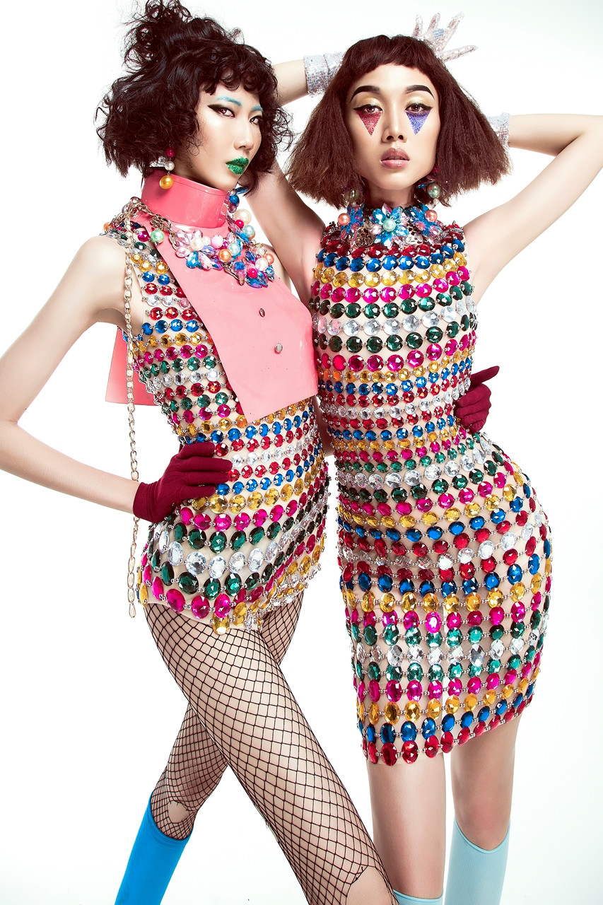 Hai người mẫu Cao Ngân và Nam Ngọc đã dùng những động tác hình thể và biểu cảm để thể hiện sự trẻ trung, táo bạo, sôi động và tràn đầy năng lượng theo đúng tinh thần bộ ảnh. (Ảnh: Sơn Xoăn)