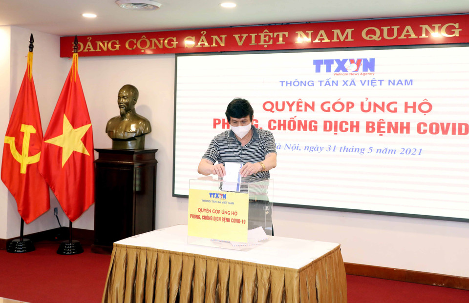 Lãnh đạo các đơn vị của TTXVN quyên góp, ủng hộ Quỹ phòng, chống dịch COVID-19. (Ảnh: Phạm Kiên/TTXVN)