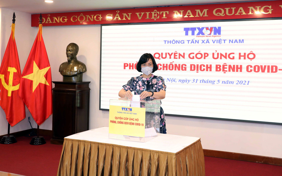  Phó Tổng Giám đốc, Chủ tịch Liên Chi hội Nhà báo TTXVN Vũ Việt Trang quyên góp, ủng hộ Quỹ phòng, chống dịch COVID-19. (Ảnh: Phạm Kiên/TTXVN)