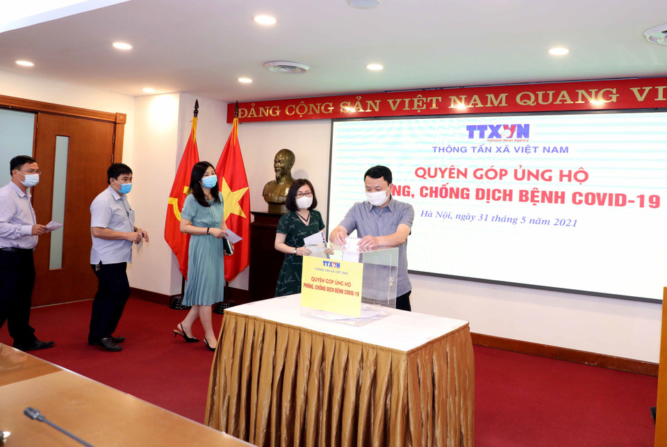 Lãnh đạo, cán bộ, phóng viên, biên tập viên và người lao động của Thông tấn xã Việt Nam tham gia quyên góp, ủng hộ Quỹ phòng, chống dịch COVID-19. (Ảnh: Phạm Kiên/TTXVN)