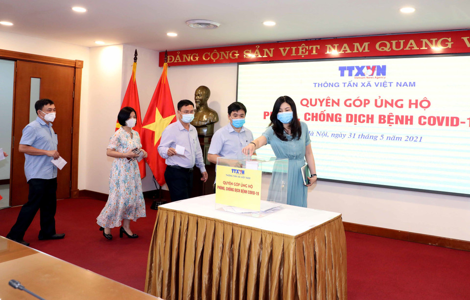 Lãnh đạo, cán bộ, phóng viên, biên tập viên và người lao động của Thông tấn xã Việt Nam tham gia quyên góp, ủng hộ Quỹ phòng, chống dịch COVID-19. (Ảnh: Phạm Kiên/TTXVN)