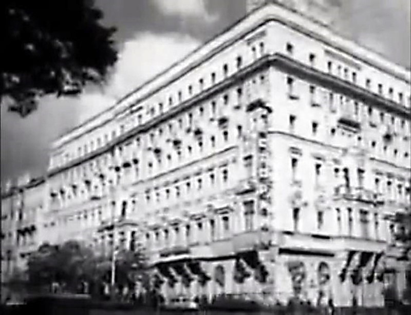 Năm 1923, Nguyễn Ái Quốc tới Moskva (Liên Xô) tham gia các hoạt động của Quốc tế Cộng sản. Người sống và làm việc tại đây từ cuối năm 1923 đến đầu năm 1924, tại khách sạn Lux - số 10 phố Tverskaya. Khách sạn Lux lúc này là nơi được dành riêng cho cán bộ, lãnh tụ giai cấp công nhân từ khắp nơi đến với Quốc tế Cộng sản. (Ảnh: Tư liệu TTXVN)