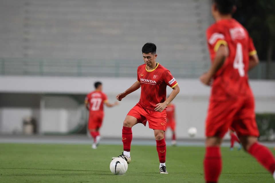 Hậu vệ Đình Trọng tập luện cùng đồng đội. (Ảnh: Hoàng Linh/TTXVN)