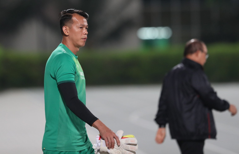 Thủ môn Bùi Tấn Trường tập luyện. (Ảnh: Hoàng Linh/TTXVN)