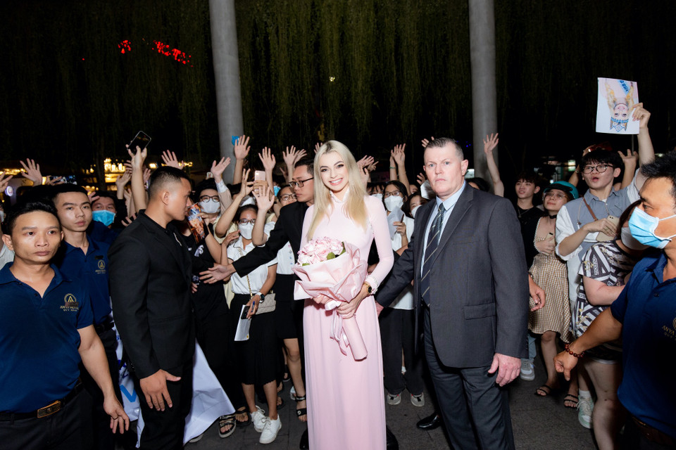 Hoa hậu Karolina Bielawski trong vòng vây người hâm mộ khi đặt chân tới Quy Nhơn. (Ảnh: CTV/Vietnam+)