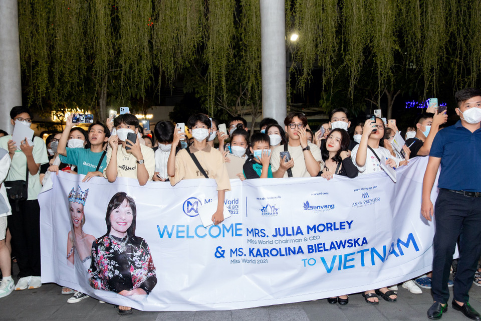  Người hâm mộ sắc đẹp đã tập trung rất đông để đón đương kim Miss World tại sân bay. (Ảnh: CTV/Vietnam+)