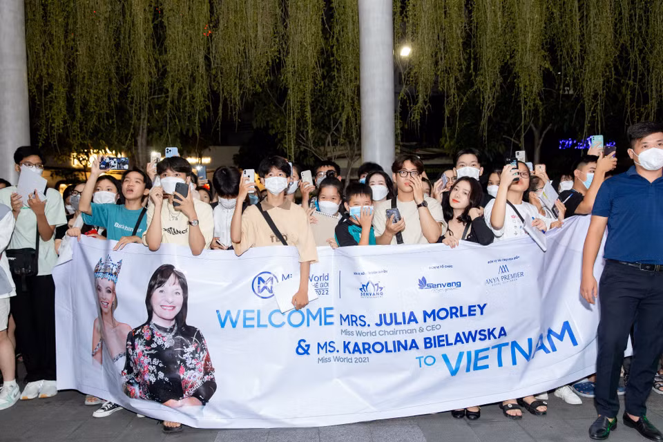  Người hâm mộ sắc đẹp đã tập trung rất đông để đón đương kim Miss World tại sân bay. (Ảnh: CTV/Vietnam+)