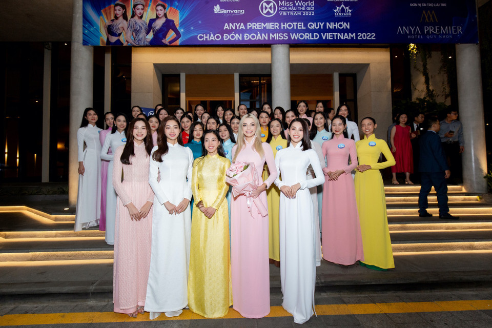 Để kịp lịch trình cho chung kết Miss World Vietnam 2022, đương kim Miss World 2021 Karolina Bielawski đã tiếp nối chuyến bay từ Thành phố Hồ Chí Minh ra thành phố Quy Nhơn (Bình Định) ngay sau đó. (Ảnh: CTV/Vietnam+)