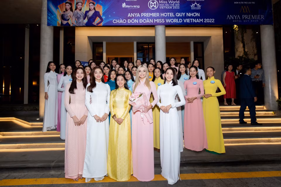 Để kịp lịch trình cho chung kết Miss World Vietnam 2022, đương kim Miss World 2021 Karolina Bielawski đã tiếp nối chuyến bay từ Thành phố Hồ Chí Minh ra thành phố Quy Nhơn (Bình Định) ngay sau đó. (Ảnh: CTV/Vietnam+)